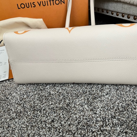 Louis Vuitton On the Go MM “By the Pool” - Picture 3 of 5